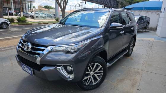 TOYOTA HILUX SW4 2.8 SRX 4X4 7 LUGARES 16V TURBO INTERCOOLER DIESEL 4P AUTOMÁTICO